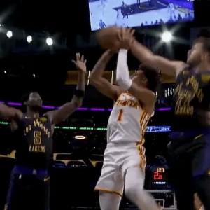 Kaiyun开云官方网站中国登录-东契奇身后送出排球大帽，湖人轰出35-12超级进攻波领先23分