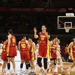 女篮惨败张子宇成唯一亮点！18分钟20+11统治内线 2.26米对抗超强|比利时|李月汝|韩旭|比利时女篮|中国女篮_新浪体育_新浪新闻